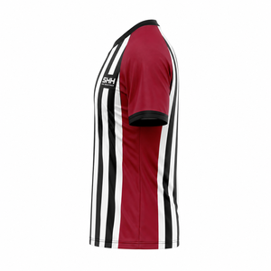 Maillot d'arbitre personnalisé pour homme, noir et blanc rayé, manches contrastées rouges, col en V, manches courtes, maillot de performance pour arbitres de basketball - Product Image 3