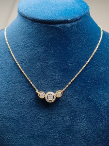 Collar con Colgante de Diamante Corte Redondo con Halo en Oro Amarillo, Colgante con Piedra Lateral en Forma de Lágrima, Collar de Diamantes Minimalista para Mujer, Regalo - Product Image 4