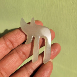 Pendentif juif sculpté en pierre précieuse naturelle de qualité supérieure avec symbole Chai hébreu de la vie, symbole de l'amour, du bonheur et de la guérison, cadeau de bijoux - Product Image 5