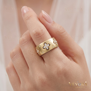 Sofisticado anillo de moissanita con diseño de cuatro hojas, elaborado en plata de ley 925 maciza como un anillo decorativo de lujo. - Product Image 1