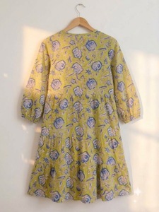 Robe trapèze à volants en coton lavable et écologique, imprimée à la main motif floral vert citron, avec taille naturelle et liens à pompons - Product Image 3