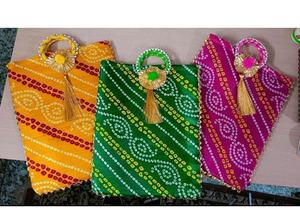 Encanto vibrante para tus regalos festivos con este conjunto de bolsas potli de tela Bandhani hechas a mano, que realzan bodas y ceremonias de pooja. - Product Image 2