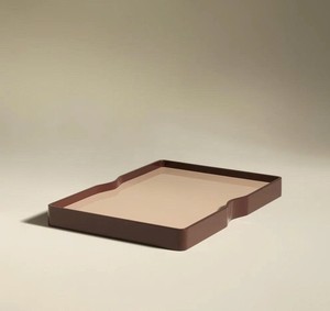 Plateau de service festonné minimaliste en laque premium - Plateau décoratif laqué brun terreux pour table basse et décoration intérieure - Product Image 1