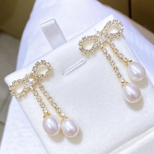 Pendientes Largos Populares con Perlas de Agua Dulce e Incrustaciones de Piedras Preciosas, Diseño en Forma de Lazo Inspirado en Gotas de Agua y Arroz - Product Image 1