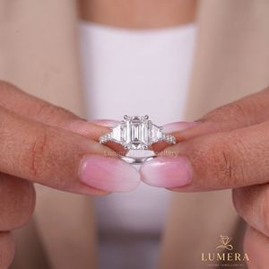 Bague de fiançailles Lumera en diamant taille émeraude, style classique en platine, certifiée IGI, bijoux fins pour femmes - Product Image 1