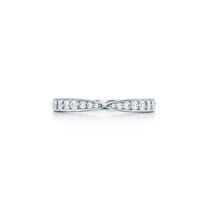 Bague en or rose incurvée en chevron avec diamants ronds de laboratoire gradués - Product Image 4