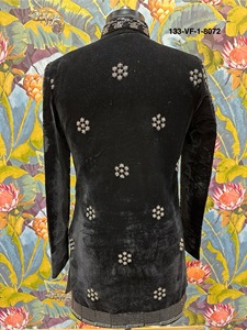 Manteau en velours noir pour le tapis rouge, style couture indo-occidentale, motif rayon de soleil, orné de perles argentées - Product Image 5