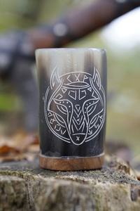 Verre à shot en corne de buffle gravée à la main, motif rune viking, verre à whisky en corne naturelle, vaisselle artisanale de luxe - Product Image 4