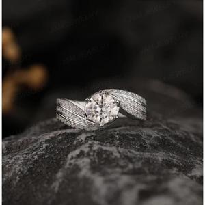 Anillo de Compromiso con Diamante de Corte Redondo en Oro Blanco, Banda Trenzada con Pavé, Anillo Solitario de Inspiración Vintage, Joyería Nupcial para Mujeres Elegantes - Product Image 1