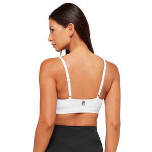 Sujetador deportivo Peekaboo blanco para mujer con logo personalizado, de nailon y elastano, con aberturas tipo balconette, top de yoga de soporte ligero para gimnasio y fitness. - Product Image 2