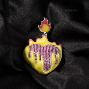 Colgante Corazón en Fuego – Diseño de Llama que se Derrite con Brillo de Moissanita, Diseño de Llama que se Derrite en Plata 925, Colgante Amor en Llamas - Product Image 1
