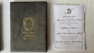 Lot de boîtes d'invitation de mariage en velours, personnalisées avec estampage à chaud, ensemble de cartes en tissu de luxe, fabricant de papeterie élégante en gros - Product Image 2