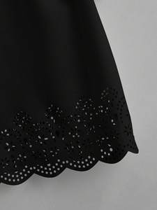 Blusa Negra Elegante con Bordado Floral Cortado a Láser, Manga Corta con Ojales, Cuello Redondo, Estilo Veraniego con Tachuelas, Blusas de Oficina para Mujer - Product Image 3