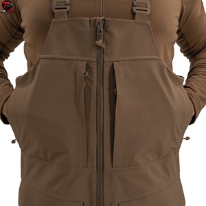 Salopette de chasse pour homme, couleur Coyote Tan, avec genouillères renforcées, bretelles croisées, fermeture éclair centrale et doubles poches poitrine - Product Image 2