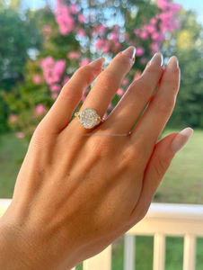 Anillo de Diamantes de Corte Ovalado de Lujo con Halo de Diamantes Laterales en Oro Amarillo, Elegante Anillo de Compromiso de Diamantes Ovalados para Mujer, Joyería Fina - Product Image 3