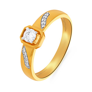 Anillo de Diamantes Solitario de Corte Redondo Chapado en Oro Amarillo de 18K con Engaste Cuadrado y Detalles Laterales de Diamantes para Hombre - Product Image 1
