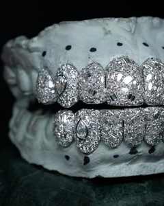 Joyería Fina Hip Hop: Set de Grillz para Luna de Miel con Diamantes, Grillz para Dientes Personalizados con Moissanita VVS y Piedra Central Grande - Product Image 2