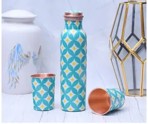 Botella de cobre artesanal de primera calidad y dos vasos azules con un acabado exterior decorativo triangular abstracto y contemporáneo. - Product Image 2