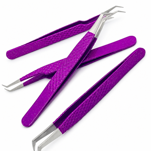 Pince à épiler pour cils volumineux de couleur violette personnalisée avec pointe inclinée, écologique et durable, en acier inoxydable, design moderne pour l'utilisation sur les sourcils - Product Image 3