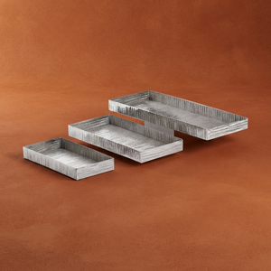 Elegantes bandejas de metal plateadas en forma de nido, juego de 3, con un motivo texturizado de corteza de árbol, ideales para presentaciones contemporáneas en la mesa. - Product Image 1