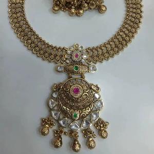 Collier de temple plaqué or antique de qualité supérieure et élégant avec boucles d'oreilles Jhumka assorties pour femmes, disponible à la vente - Product Image 4