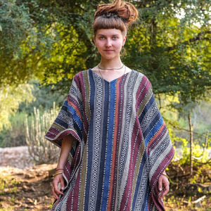 Poncho mexicain tissé à la main, kaftan, cape à capuche, style vintage bohème hippie, motif tribal ethnique géométrique, pull-over surdimensionné unisexe - Product Image 5