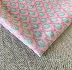 ผ้าฝ้ายพิมพ์ลายด้วยมือ – พื้นสีชมพูอมเทา พิมพ์ลายบูติเรขาคณิตสีเขียวอมฟ้า ผ้าพื้นเมืองอินเดีย - Product Image 3