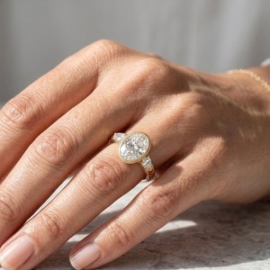 Bague Art Déco 3.02 carats en diamant taille ovale, trois pierres, or jaune 14 carats, cultivé en laboratoire, pour mariage, cadeau surprise pour partenaire - Product Image 4