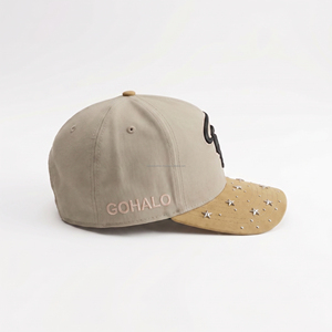 Gorra unisex de 6 paneles con logo bordado en 3D/PUFF y diamantes de imitación y estrellas en el borde con tamaño ajustable. - Product Image 3