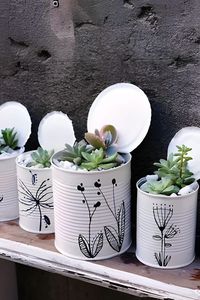 Maceta de Metal Crema con Diseño de Hojas Verdes Pintadas a Mano para Decoración de Plantas de Interior del Hogar - Product Image 3