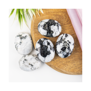 Gamme exclusive de pierres de paume en pierre de lune arc-en-ciel naturelle de 2,5 pouces, cristaux de guérison de 1 kg pour l'équilibre émotionnel et la croissance spirituelle - Product Image 1