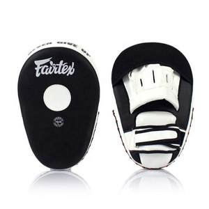 เป้าซ้อมมวย Fairtex สีแดงน้ำเงิน ทำจาก PU ทนทาน สำหรับฝึกซ้อมมวย คิกบ็อกซิ่ง และ MMA - Product Image 2