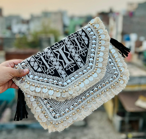 Pochette de mariée artisanale exclusive ornée de perles avec broderie artistique style amour pour femme, idéale pour les mariages et les soirées. - Product Image 1