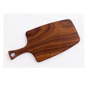 Planche à découper et plateau de service en bois d'acacia fabriqués avec expertise, avec poignée, pour hacher et servir - Product Image 1