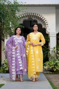 Ensemble 3 pièces élégant et raffiné pour la fête des Mères - Haut en soie romaine avec broderies lourdes, pantalon à découpes latérales et dupatta - Product Image 2