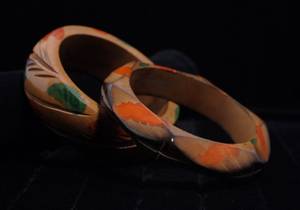 Brazalete de Madera Tallado a Mano, Estilo Años 40, Diseño de Hoja de Palma de Teca Ahumada, Pulseras de Madera de Teca, Joyería Artesanal Ecológica, Única y Encerada - Product Image 2