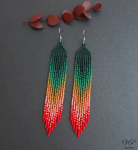 Mayorista SATYA ENTERPRISES: Pendientes Largos de Estilo Bohemio con Cuentas Verdes, Rojas y Coral, con Flecos Degradados y Efecto Ombre - Product Image 6