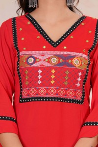 Conjunto de Kurta, Pantalón y Dupatta Bordados en Rojo para Mujer |   Traje Étnico de Algodón para Damas |   Ropa Festiva y Casual - Product Image 5