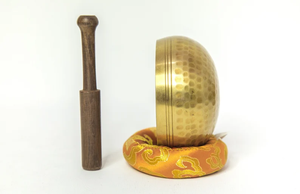 Bol chantant en bronze artisanal Ali, sculpté et gravé, diamètre 10 cm, style tibétain, pour méditation et sonothérapie, avec coussin - Product Image 3