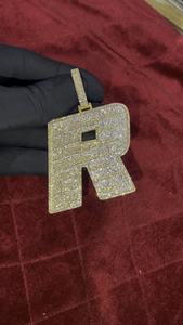 จี้เพชรโมอิสซาไนต์แบบกำหนดเองสำหรับผู้ชาย สไตล์ฮิปฮอป ตัวอักษรประดับเพชร 925 เงินแท้ สองสี จี้ชื่อย่อสำหรับแร็ปเปอร์ - Product Image 4