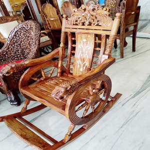 Fauteuil à bascule en bois sculpté orné d'un cadre latéral traditionnel en forme de roue de chariot, disponible à prix de gros. - Product Image 5