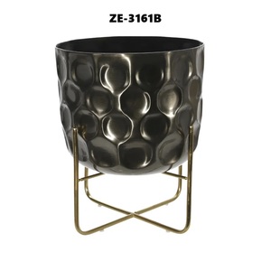 Jarrón de Metal con Acabado Texturizado Premium para Flores, para Interiores de Casas de Lujo, Jarrón de Metal para Aniversario, Jarrón para Flores de Zahid Exports - Product Image 5
