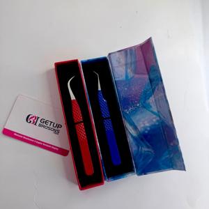 Pince à cils de qualité supérieure à marque privée, rouge et bleue, avec grip texturé, emballage personnalisé, isolation en acier inoxydable - Product Image 3