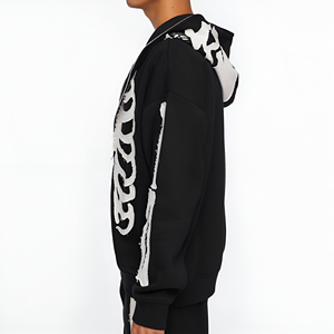 Sudadera con capucha negra con cremallera y estampado de huesos desgastados, con energía de estilo urbano y un look de moda contemporánea, tendencia atractiva. - Product Image 4