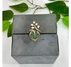 Anillo Kundan Ajustable de Latón Chapado en Oro de Primera Calidad y Elegante para Mujer, Colección para Bodas y Fiestas - Product Image 1