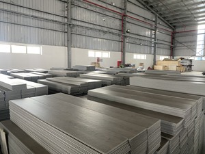 Suelo SPC de PVC sin formaldehído, superficie gofrada, ecológico, impermeable, de tablones anchos, instalación con sistema de clic, diseño francés 5+ - Product Image 5
