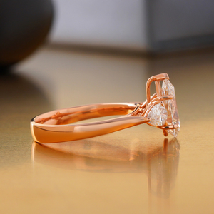 Anillo de Compromiso con Diamante Cultivado en Laboratorio de 1.55 Quilates, Corte Pera, Oro de 14K, VVS-VS DEF, Anillo de Novia con Corte Cojín en Oro Blanco y Amarillo - Product Image 3