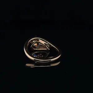 Anillo Solitario de Diamante Rosa en Forma de Pera en Oro Rosa con Engaste Moderno y Diseño Minimalista Elegante - Product Image 4
