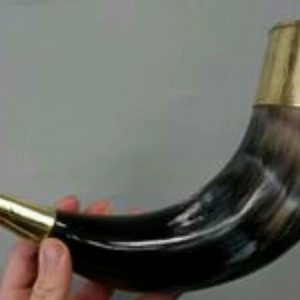 Cuerno Vikingo Hecho a Mano con Acabado Metálico - Product Image 1