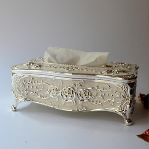 Caja rectangular de pañuelos con relieve plateado y crema perlada con motivos de rosas. Belleza disponible a precios de mayorista. - Product Image 1